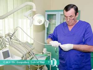 Medicii stomatologi care asigură urgențele au nevoie de echipamente de protecție