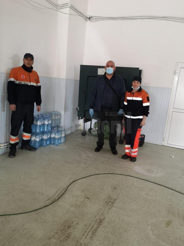 Un fălticenean a donat baxuri cu apă plată și pachete cu biscuiți cadrelor medicale din Suceava și Fălticeni