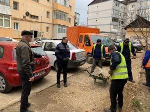 Viceprimarul Lucian Harșovschi a semnalat și dificultățile pe care le întâmpină echipele de lucru din cauza mașinilor care le blochează accesul la zonele de șantier