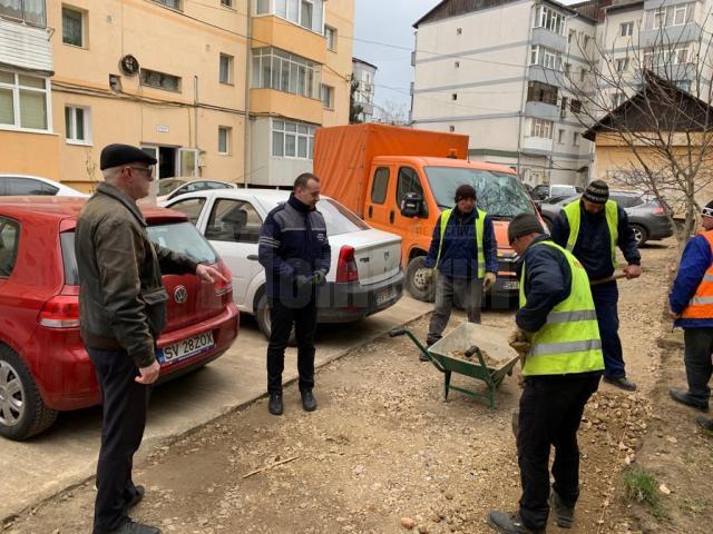 Viceprimarul Lucian Harșovschi a semnalat și dificultățile pe care le întâmpină echipele de lucru din cauza mașinilor care le blochează accesul la zonele de șantier