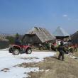 Alimente duse cu ATV-urile la bătrâni care locuiesc în cătune izolate din Brodina