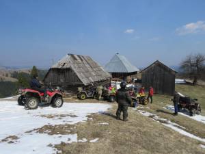 Alimente duse cu ATV-urile la bătrâni care locuiesc în cătune izolate din Brodina