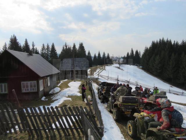 Alimente duse cu ATV-urile la bătrâni care locuiesc în cătune izolate din Brodina