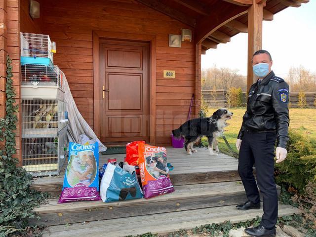 Poliţiştii au dus mâncare pentru câinele și papagalii unui sucevean aflat în carantină