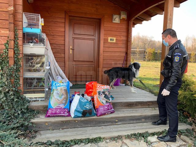 Misiune inedită pentru polițiști: au dus mâncare pentru câinele și papagalii unui sucevean aflat în carantină