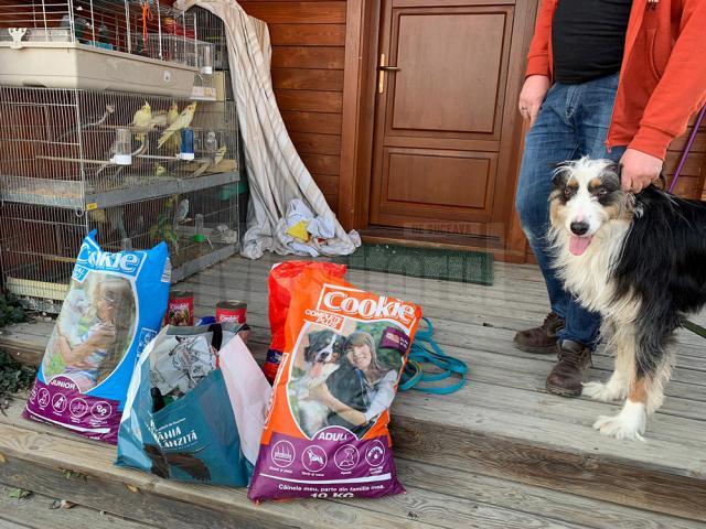 Misiune inedită pentru polițiști: au dus mâncare pentru câinele și papagalii unui sucevean aflat în carantină