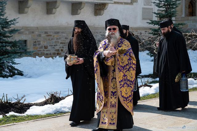 Părinții mănăstirii au purtat în procesiune și racla cu sfintele moaște ale Sfântului Iacob Putneanul și moaște ale altor sfinți. Foto: Mănăstirea Putna