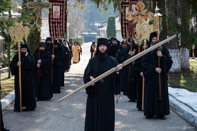 Părinții mănăstirii au purtat în procesiune și racla cu sfintele moaște ale Sfântului Iacob Putneanul și moaște ale altor sfinți. Foto: Mănăstirea Putna