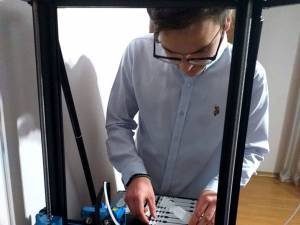 Clubul de inventică al Colegiului ”Petru Rareș” contribuie în lupta cu COVID-19 cu ajutorul unei imprimante 3D