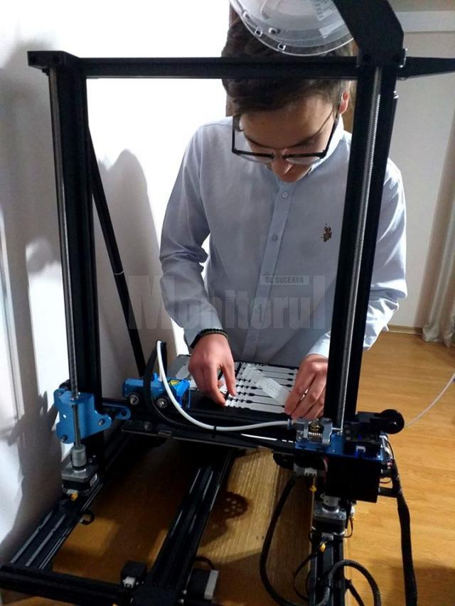 Clubul de inventică al Colegiului ”Petru Rareș” contribuie în lupta cu COVID-19 cu ajutorul unei imprimante 3D