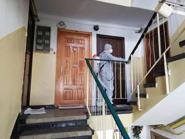 2.000 de distribuitoare de dezinfectant au fost cumpărate de Primăria Suceava pentru a fi montate la toate scările de bloc din municipiu, unde se face dezinfecție totală