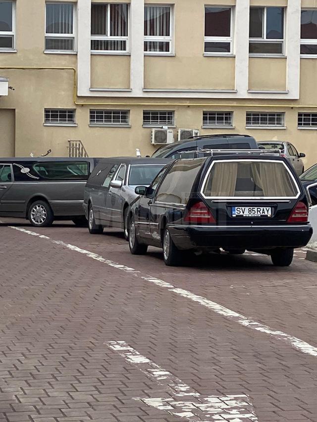 Coada de mașini funerare la morga spitalului din Suceava