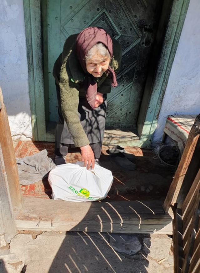 Pe timp de pandemie, voluntarii câmpulungeni merg de două ori pe săptămână cu mâncare la bătrânii neajutorați