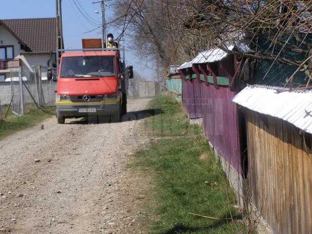 Preoţii din Cornu Luncii au stropit cu agheasmă drumurile şi spaţiile din toată comuna