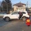 Alina, medic rezident în Iași, stă la o distanță de câțiva metri de mașina soțului ei, care are portiera deschisă, iar pe bancheta din spate se află fetița ei, în vârstă de 3 ani și jumătate