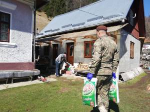 Armata împarte ajutoare   FOTO Facebook - Ministerul Apararii Nationale, Romania - www.mapn.ro