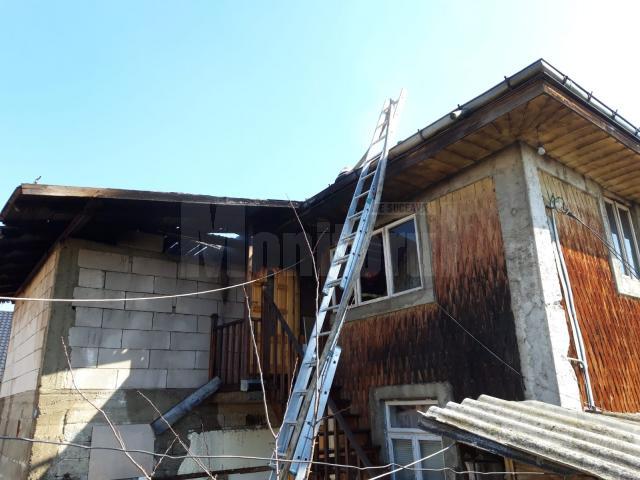 Un incendiu a afectat acoperișul unei case din localitatea Valea Bourei