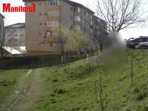 Un bărbat cu mănuși și mască pe față s-a spânzurat în cartierul Obcini din Suceava