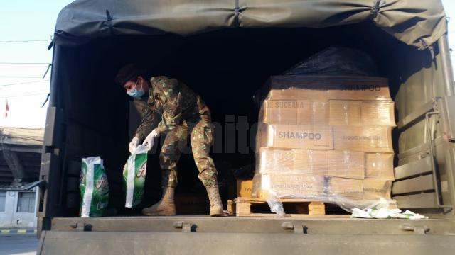 Pachete cu produse alimentare și de igienă, distribuite de Armata Română nevoiașilor din municipiul Suceava