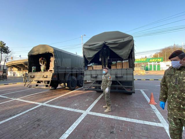 Alimente și produse de igienă, distribuite de militari oamenilor nevoiași