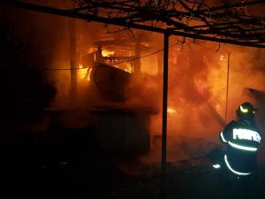Incendiu violent, în noapte, la o gospodărie din Baia