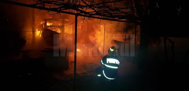 Incendiu violent, în noapte, la o gospodărie din Baia