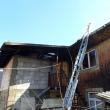 Flacarile au afectat acoperisul unei case din Valea Bourei