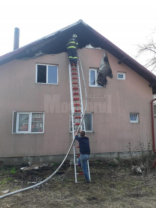 Pompierii au actionat pentru stingerea incendiului la un acoperis din Roscani