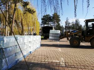 19.800 de litri de apă și o tonă de conserve de icre de pește, donate Spitalului Județean de către Crucea Roșie Suceava
