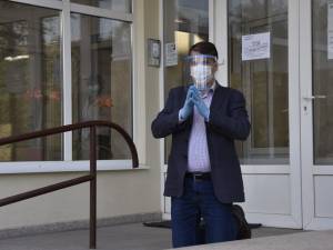 Directorul SGA s-a rugat în genunchi și cu masca pe față pentru ca Suceava să scape de pandemie
