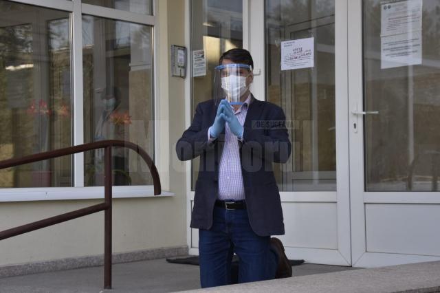 Directorul SGA s-a rugat în genunchi și cu masca pe față pentru ca Suceava să scape de pandemie