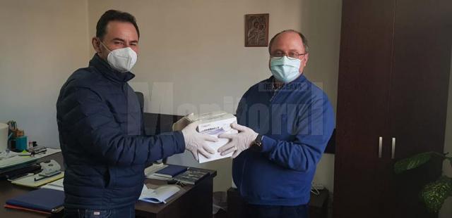 Marian Andronache și Eugen Tomac au oferit materiale de protecție sucevenilor din linia întâi care luptă cu noul coronavirus