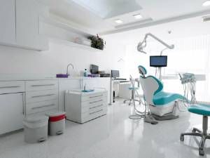Doar trei cabinete stomatologice din judeţ mai pot asigura urgențele. Foto: grenndental.ro