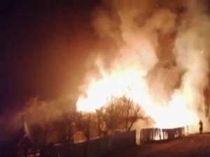 Gospodărie afectată grav de un incendiu violent la Șaru Dornei