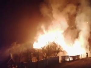 Gospodărie afectată grav de un incendiu violent la Șaru Dornei