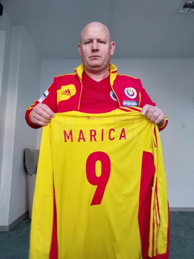 Ghiță Păcurariu prezintă tricoul lui Ciprian Marica, pe care l-a oferit în cadrul licitației de la Suceava
