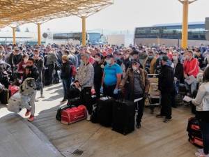 Sute de suceveni s-au înghesuit joi pe Aeroportul din Cluj pentru a plec la muncă în Germania Sursa foto stirileprotv.ro