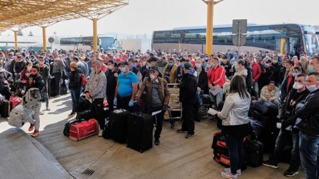 Sute de suceveni s-au înghesuit joi pe Aeroportul din Cluj pentru a pleca la muncă în Germania. Foto: stirileprotv.ro