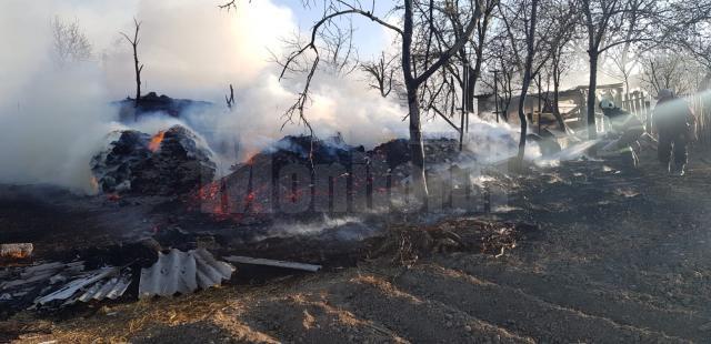 Trei gospodării afectate de flăcări, după un foc făcut în curte pentru arderea gunoaielor