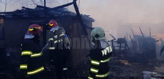 Trei gospodării afectate de flăcări, după un foc făcut în curte pentru arderea gunoaielor