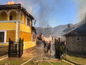 Incendiu foarte puternic, la două case, în Stulpicani Sursa foto Iulian Popa