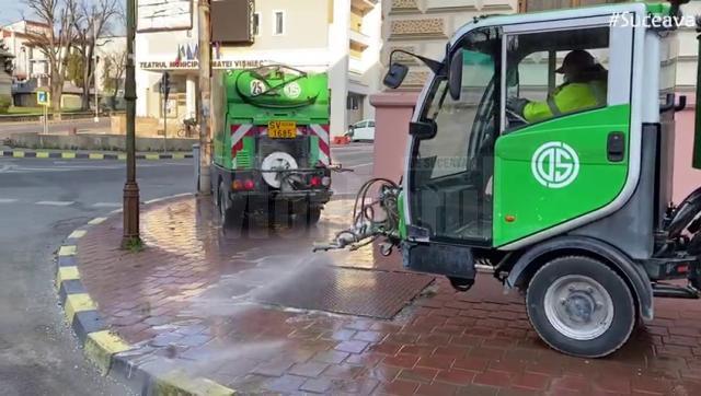 Două utilaje pentru spălarea și dezinfectarea trotuarelor și a străzilor înguste acționează în plus în Suceava