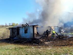 Focul a făcut prăpăd în două gospodării din comuna Slatina