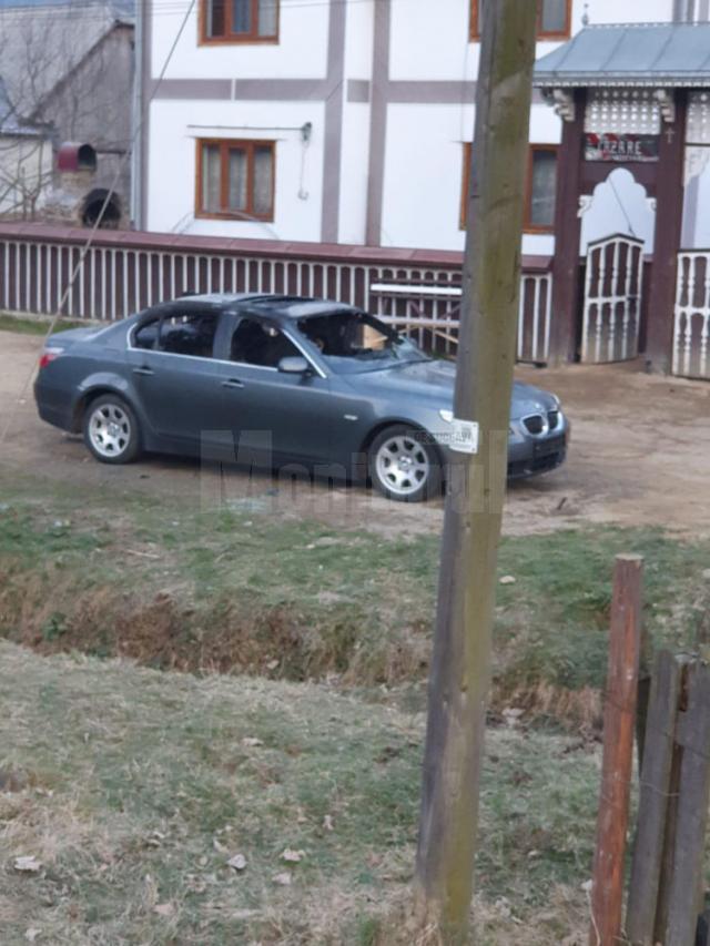 Autoturismul BMW al ajutorului șefului de post de la Vatra Moldoviței a fost incendiat în interior, prin spargerea unui geam