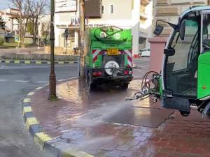 Două utilaje pentru spălarea și dezinfectarea trotuarelor și a străzilor înguste acționează în plus în Suceava
