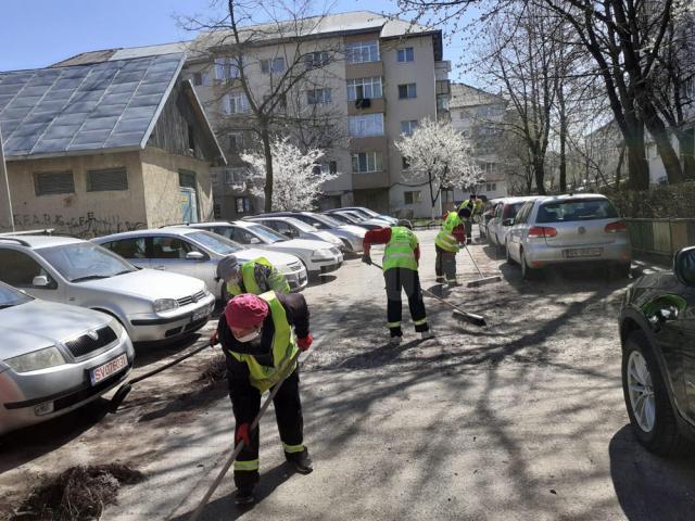 Cei care ridică gunoiul, curăță și dezinfectează sunt și ei în linia întâi în lupta cu coronavirusul