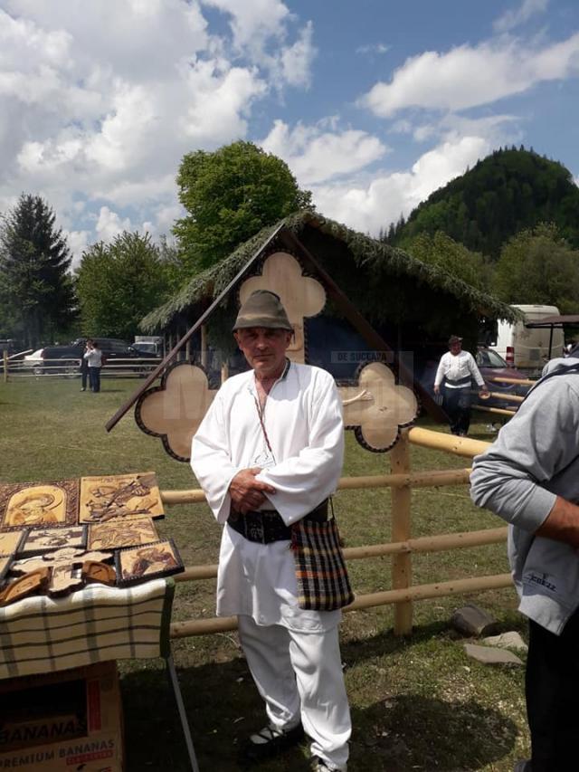 Moldovan Virgil sculptează în lemn