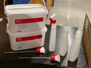 Substanță dezinfectantă puternic concentrată donată Primăriei Suceava, cu tot cu pulverizatoare