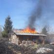 O casă a primarului din Bilca a fost mistuită de un incendiu de vegetație uscată, scăpat de sub control