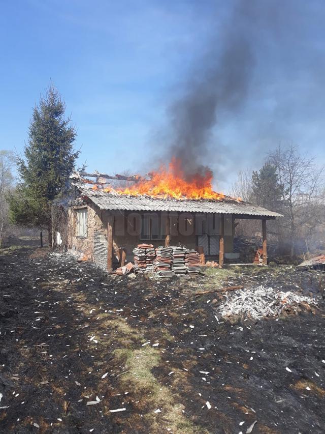 O casă a primarului din Bilca a fost mistuită de un incendiu de vegetație uscată, scăpat de sub control